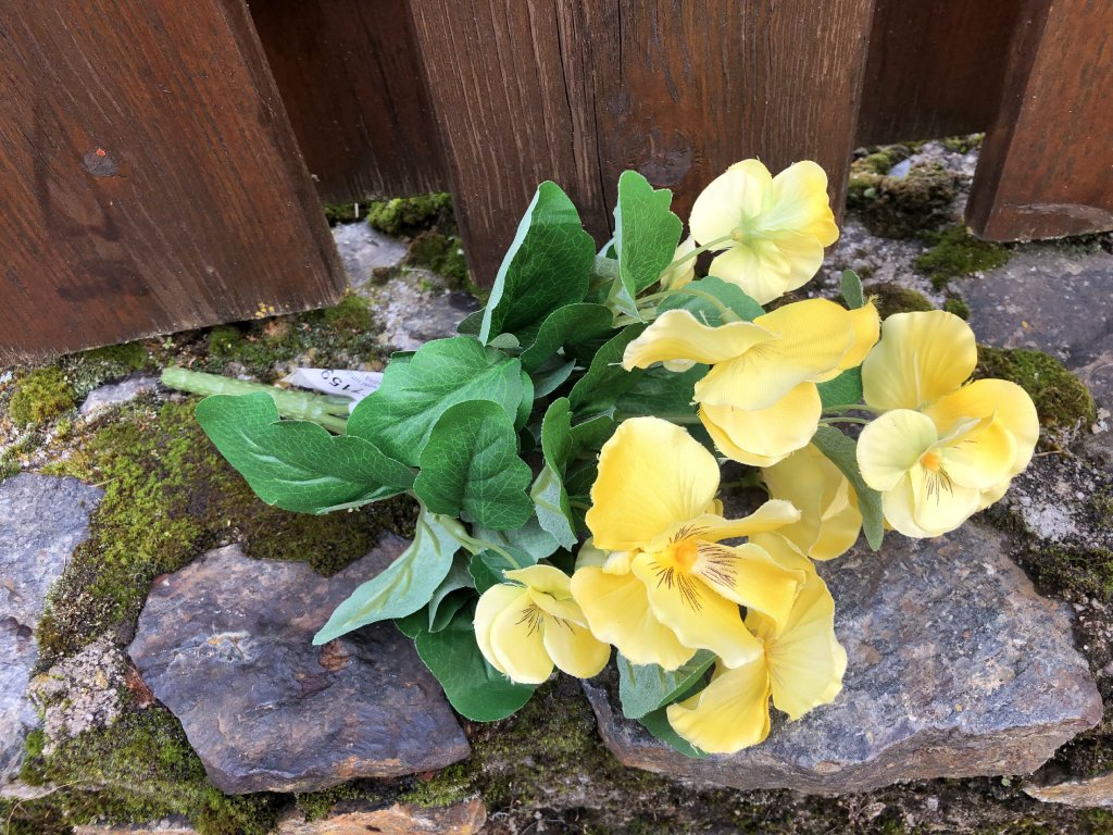 Dekorace na stůl s maceškami